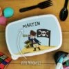 Boîte à Goûter Enfant Personnalisée - PlastiquePirate -cadeaux boutique Rentree scolaire Anniversaire le prenom de votre enfant Pirate boite a gouter haut