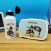 Boîte à Goûter & Gourde Enfant PersonnaliséesPirate 1 Boîte à Goûter & Gourde Enfant PersonnaliséesPirate -cadeaux boutique Rentree scolaire Anniversaire le prenom de votre enfant Pirate ensemble boite gourde avant