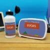 Boîte à Goûter & Gourde Enfant PersonnaliséesRetrogaming -cadeaux boutique Rentree scolaire Anniversaire le prenom de votre enfant Retrogaming ensemble boite gourde avant