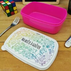 Boîte à Goûter & Gourde Enfant Arc En Ciel -cadeaux boutique Rentree scolaire inscription Arc en ciel boite a gouter rose ouverte