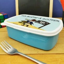 Boîte à Goûter Enfant Personnalisée - PlastiquePirate -cadeaux boutique Rentree scolaire inscription Pirate boite a gouter bleu cote