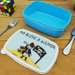 Boîte à Goûter Enfant Personnalisée - PlastiquePirate -cadeaux boutique Rentree scolaire inscription Pirate boite a gouter bleu ouverte 1