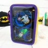 Batman - Trousse Métallique 3 Compartiments Avec Accessoires -cadeaux boutique batman trousse ecole violet jaune 1