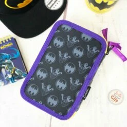 Batman - Trousse Métallique 3 Compartiments Avec Accessoires -cadeaux boutique batman trousse ecole violet jaune 2