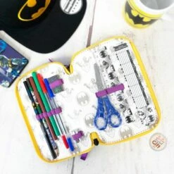 Batman - Trousse Métallique 3 Compartiments Avec Accessoires -cadeaux boutique batman trousse ecole violet jaune 4