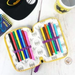 Batman - Trousse Métallique 3 Compartiments Avec Accessoires -cadeaux boutique batman trousse ecole violet jaune 5