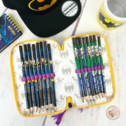 Batman - Trousse Métallique 3 Compartiments Avec Accessoires -cadeaux boutique batman trousse ecole violet jaune 6