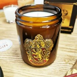 Harry Potter - Bougie Avec Couvercle Gryffondor - Parfum Musc Boisé -cadeaux boutique bougie parfumee harry potter gryffondor ouverte blason