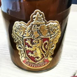 Harry Potter - Bougie Avec Couvercle Gryffondor - Parfum Musc Boisé -cadeaux boutique bougie parfumee harry potter gryffondor zoom blason
