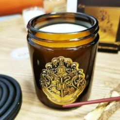 Harry Potter - Bougie Avec Couvercle Poudlard - Parfum De Grasse -cadeaux boutique bougie parfumee harry potter poudlard ouverte blason