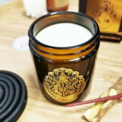 Harry Potter - Bougie Avec Couvercle Poudlard - Parfum De Grasse -cadeaux boutique bougie parfumee harry potter poudlard ouverte haut