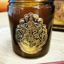 Harry Potter - Bougie Avec Couvercle Poudlard - Parfum De Grasse -cadeaux boutique bougie parfumee harry potter poudlard zoom blason