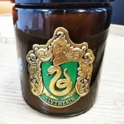 Harry Potter - Bougie Avec Couvercle Serpentard - Parfum Menthe Basilic -cadeaux boutique bougie parfumee harry potter serpentard zoom blason