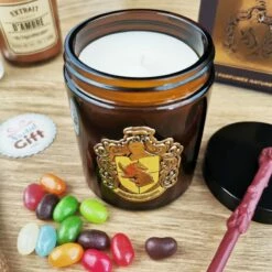 Harry Potter - Bougie Avec Couvercle Poufsouffle - Parfum Mimosa 9 Harry Potter - Bougie Avec Couvercle Poufsouffle - Parfum Mimosa -cadeaux boutique bougie poufsouffle haut