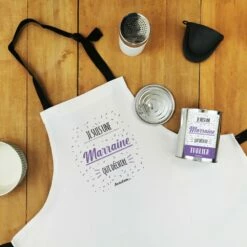 Tablier De Cuisine - "Je Suis Une Marraine Qui Déchire" - Cadeau Marraine -cadeaux boutique cadeau Anniversaire je suis une marraine qui dechire tablier cuisine haut 1