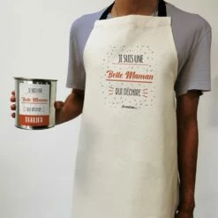 Tablier De Cuisine Dans Sa Boîte De Conserve "Je Suis Une Belle Maman Qui Déchire" 9 Tablier De Cuisine Dans Sa Boîte De Conserve "Je Suis Une Belle Maman Qui Déchire" -cadeaux boutique cadeau Fete des meres Anniversaire je suis une belle maman qui dechire tablier cuisine porte homme