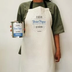 Tablier De Cuisine Dans Sa Boîte De Conserve "Je Suis Un Beau Papa Qui Déchire" 8 Tablier De Cuisine Dans Sa Boîte De Conserve "Je Suis Un Beau Papa Qui Déchire" -cadeaux boutique cadeau Fete des peres Anniversaire je suis un beau papa qui dechire tablier cuisine porte femme
