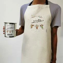 Tablier De Cuisine Dans Sa Boîte De Conserve "Pour La Meilleure Auxiliaire De Puériculture" -cadeaux boutique cadeau Fin annee scolaire pour la meilleure auxiliaire de puericulture Dessin enfants tablier cuisine porte homme