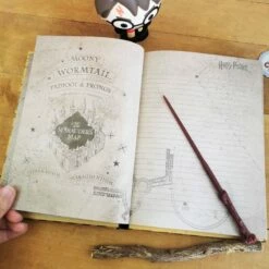 Carnet Harry Potter Lumineux - Carte Du Maraudeur -cadeaux boutique cahier harry potter maraudeur ouvert