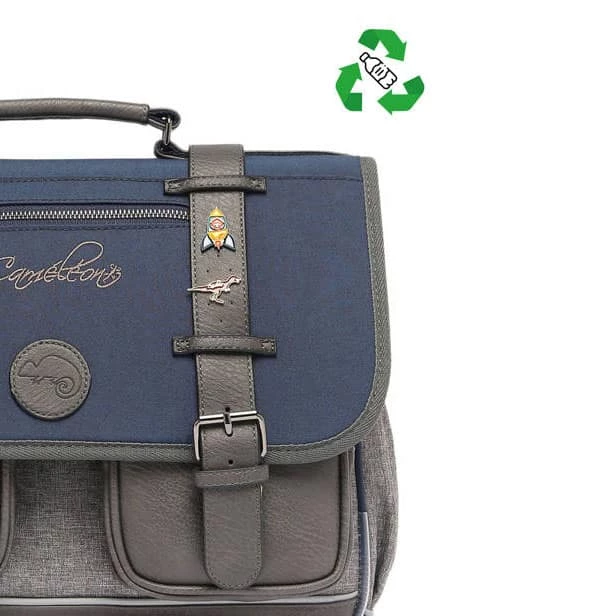 Cartable 38 Cm Vintage Fantasy Bleu Et Ses Pin's Personnalisables - Caméléon - CP CE1 CE2 4 Cartable 38 Cm Vintage Fantasy Bleu Et Ses Pin's Personnalisables - Caméléon - CP CE1 CE2 – Image 2