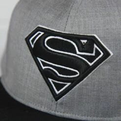 Superman - Casquette Noire Et Grise Brodée -cadeaux boutique casquette superman visiere plate 3