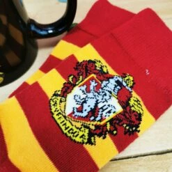 Harry Potter - Ensemble Mug Et Chaussettes (Taille 40 - 46) -cadeaux boutique ensemble cadeau harry potter mug chaussette zoom