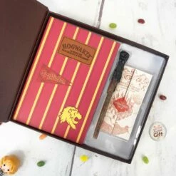 Harry Potter - Coffret Cadeau Papeterie : Cahier, Stylo Et Carte Du Maraudeur 9 Harry Potter - Coffret Cadeau Papeterie : Cahier, Stylo Et Carte Du Maraudeur -cadeaux boutique harry potter coffret hogwarts 3