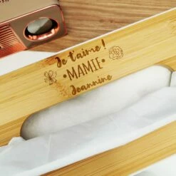 Boîte à Mouchoir Personnalisable - "Je T'aime Mamie" -cadeaux boutique je taime mamie fleurs boite mouchoir blanche haut zoom