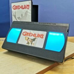 Gremlins - Lampe Veilleuse VHS 10,5x19cm - License Officielle - 7 Couleurs 20 Gremlins - Lampe Veilleuse VHS 10,5x19cm - License Officielle - 7 Couleurs -cadeaux boutique lampe cassette gremlins cyan