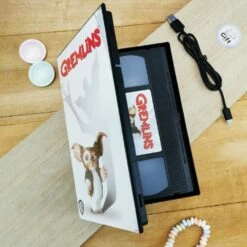 Gremlins - Lampe Veilleuse VHS 10,5x19cm - License Officielle - 7 Couleurs 18 Gremlins - Lampe Veilleuse VHS 10,5x19cm - License Officielle - 7 Couleurs -cadeaux boutique lampe cassette gremlins ouvert