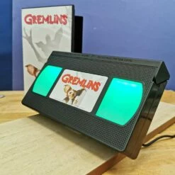 Gremlins - Lampe Veilleuse VHS 10,5x19cm - License Officielle - 7 Couleurs 16 Gremlins - Lampe Veilleuse VHS 10,5x19cm - License Officielle - 7 Couleurs -cadeaux boutique lampe cassette gremlins vert
