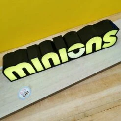 Lampe LED 30cm Logo Les Minions -cadeaux boutique lampe logo minions cote