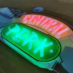 Friends - Panneau Lumineux Néon Central Perk -cadeaux boutique lampe neon friends allumee zoom
