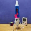 Lampe à Lave Fusée Rétro Blanche - NASA 1 Lampe à Lave Fusée Rétro Blanche - NASA -cadeaux boutique lava lamp nasa avany