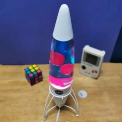 Lampe à Lave Fusée Rétro Blanche - NASA -cadeaux boutique lava lamp nasa haut