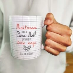 Mug "Maîtresse J'ai Dit Au Père Noël Que Tu Avais été Très Sage"- Cadeau Pour Noël Maîtresse - Cadeau Personnalisé -cadeaux boutique maitresse jai dit au pere noel que tu avais ete tres sage mug mains