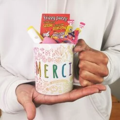 Mug "Merci" Bonbons Rétro 80 - Collection Arc-en-ciel 10 Mug "Merci" Bonbons Rétro 80 - Collection Arc-en-ciel -cadeaux boutique merci arc en ciel mug 80 mains