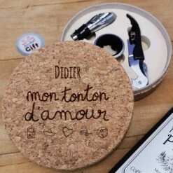 Coffret Cadeau Vin : Coffret En Liège Personnalisé Et Ses Accessoires De Vin -cadeaux boutique mon tonton damour set vin liege ouvert avant