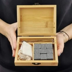 Coffret Cadeau Whisky : 9 Pierres Dans Une Boîte Personnalisée - Mon Tonton D'amour -cadeaux boutique mon tonton damour set whisky tenu ouvert