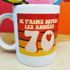 MUG "Je T'aime Depuis Les Années 70 " - Bonbons Rétro 70 -cadeaux boutique mug bonbons je taime 70 couleur zoom