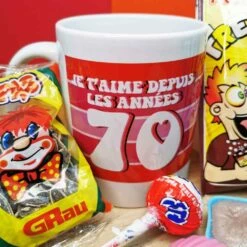 MUG Rose "Je T'aime Depuis Les Années 70 " - Bonbons Rétro 70 -cadeaux boutique mug bonbons je taime 70 rose sortis zoom