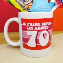 MUG Rose "Je T'aime Depuis Les Années 70 " - Bonbons Rétro 70 -cadeaux boutique mug bonbons je taime 70 rose zoom
