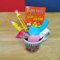 MUG "Je T'aime Depuis Les Années 80 " - Bonbons Rétro 80 -cadeaux boutique mug bonbons je taime 80 haut