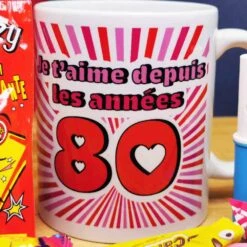 MUG Rose "Je T'aime Depuis Les Années 80 " - Bonbons Rétro 80 -cadeaux boutique mug bonbons je taime 80 rose sortis zoom
