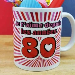 MUG Rose "Je T'aime Depuis Les Années 80 " - Bonbons Rétro 80 -cadeaux boutique mug bonbons je taime 80 rose zoom