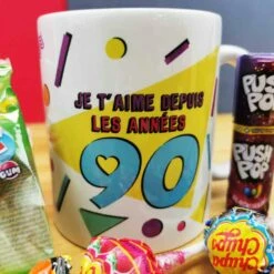 MUG "Je T'aime Depuis Les Années 90 " - Bonbons Rétro 90 -cadeaux boutique mug bonbons je taime 90 couleur sortis zoom