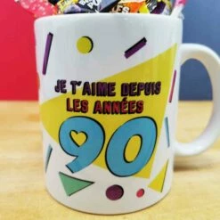 MUG "Je T'aime Depuis Les Années 90 " - Bonbons Rétro 90 -cadeaux boutique mug bonbons je taime 90 couleur zoom
