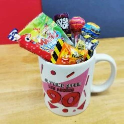 MUG Rose "Je T'aime Depuis Les Années 90 " - Bonbons Rétro 90 -cadeaux boutique mug bonbons je taime 90 rose haut