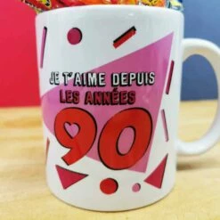 MUG Rose "Je T'aime Depuis Les Années 90 " - Bonbons Rétro 90 -cadeaux boutique mug bonbons je taime 90 rose zoom