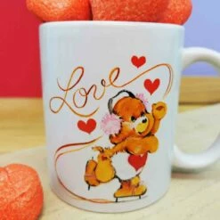 Mug Bisounours Et Ses Guimauves Cœurs (x5) - Love ! Grosbisou Fait Du Patin à Glace -cadeaux boutique mug coeurs bisounours love zoom